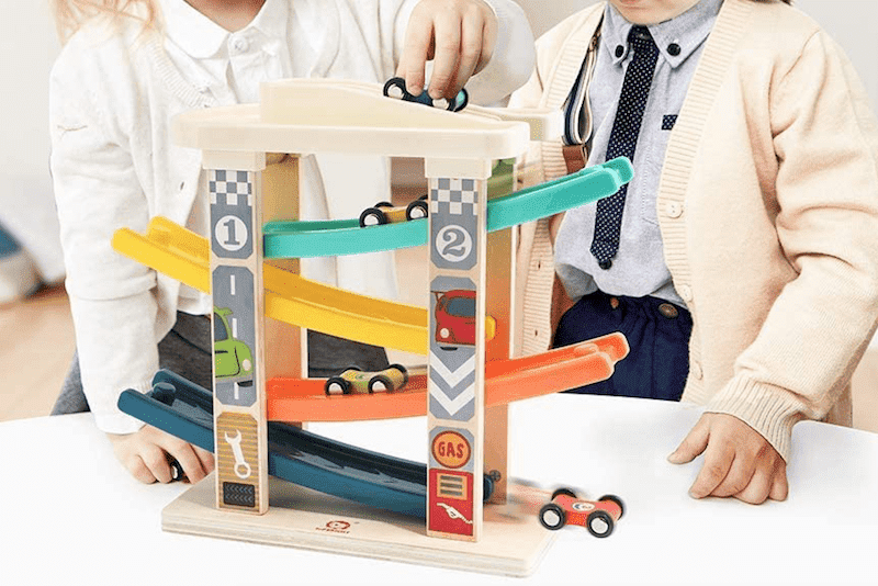 Juguetes de coches para niños: rampa