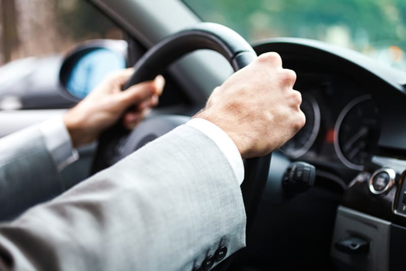 Cómo colocar las manos al volante correctamente
