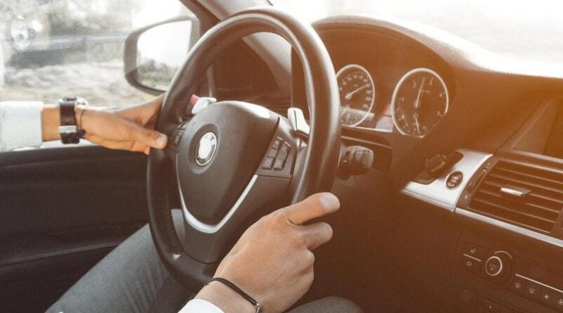 Cómo colocar correctamente las manos al volante