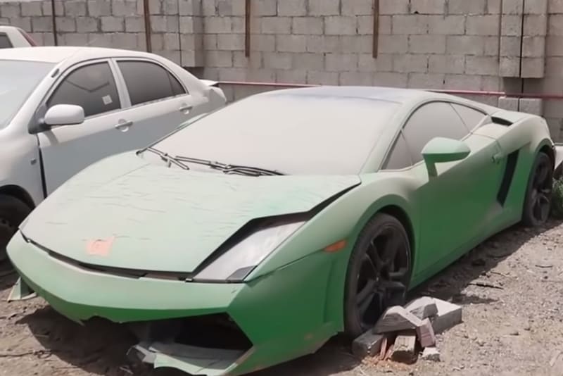 coches-de-lujo-abandonados-en-Dubai-motoreto