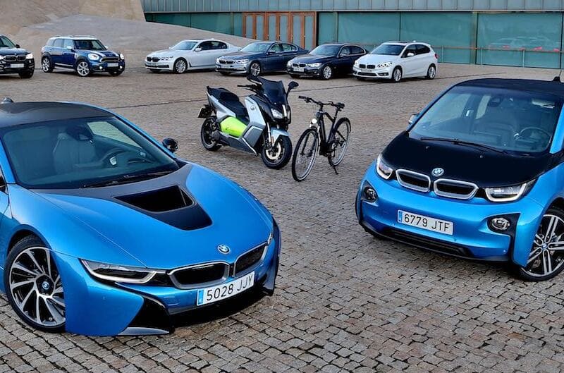 BMW se compromete a que el 50 % de sus coches sean eléctricos para el año 2030. Por ahora, veamos su camino hacia la sostenibilidad.