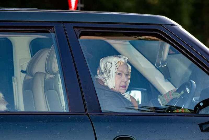 Isabel II de Inglaterra fue una gran amante de los coches. Por lo que aquí te dejamos algunas de las joyas más preciadas de la reina.