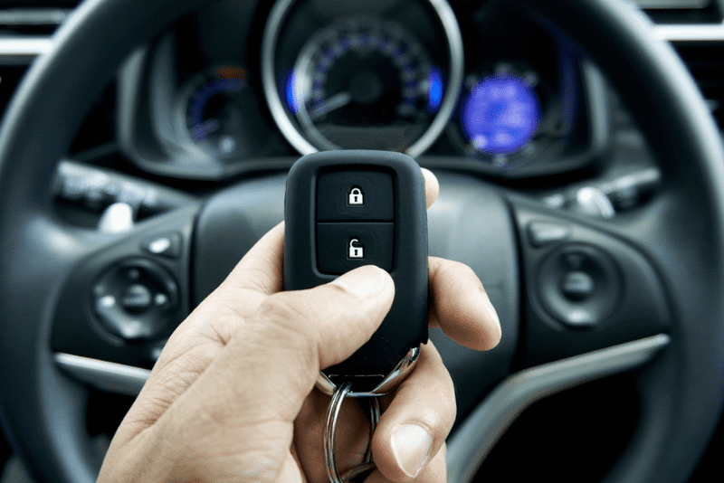 Las funciones de las llaves del coche van más allá de abrir y cerrar el vehículo, incluso las llamadas keyless ofrecen otras posibilidades. 
