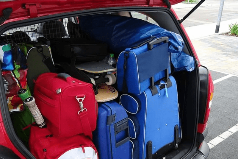 Cuando queremos llevar muchas cosas en el coche, organizar el maletero se puede convertir en una misión imposible si no sabemos cómo hacerlo.