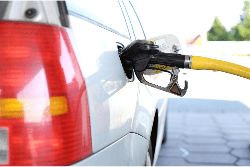 Ante los elevados precios del combustible, no está de más tener en cuenta algunos trucos que pueden ayudarnos a ahorrar en los trayectos.