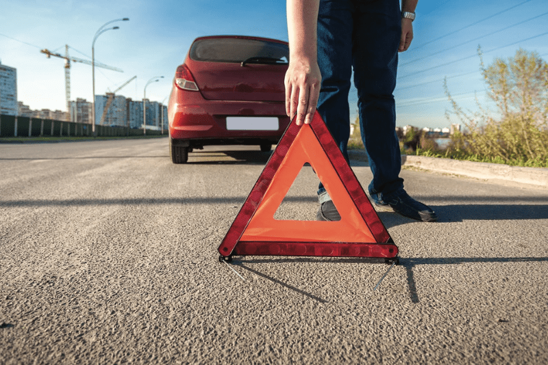 Los triángulos del coche como método de señalización de un accidente o avería dejan de ser obligatorios, según la medida aprobada por la DGT. 