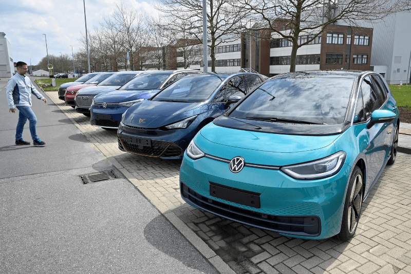 Francia desarrolla un plan de alquiler de coches eléctricos por 100€ para conseguir así que la movilidad libre de emisiones sea más accesible.