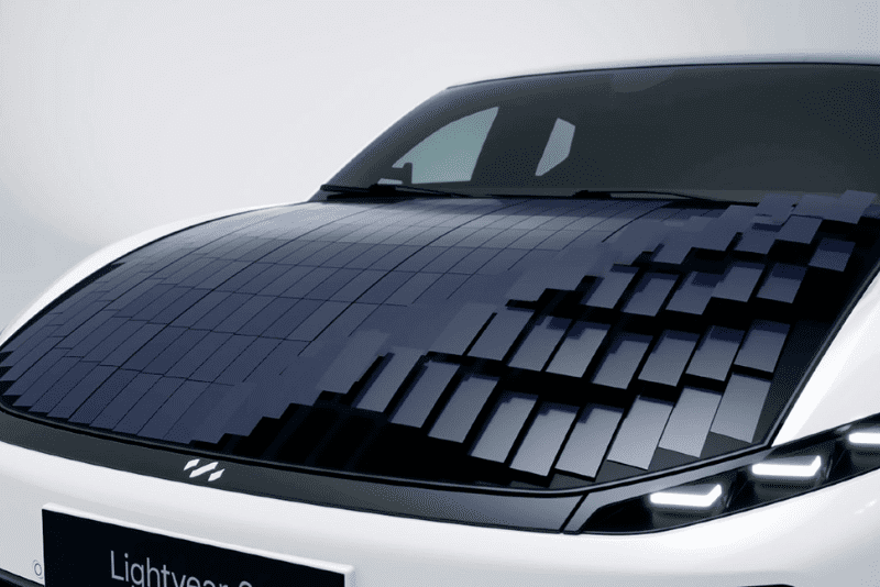Las placas solares son un recurso que puede costar imaginar en los coches, pero ahora es posible instalarlas en el capó de nuestro vehículo.