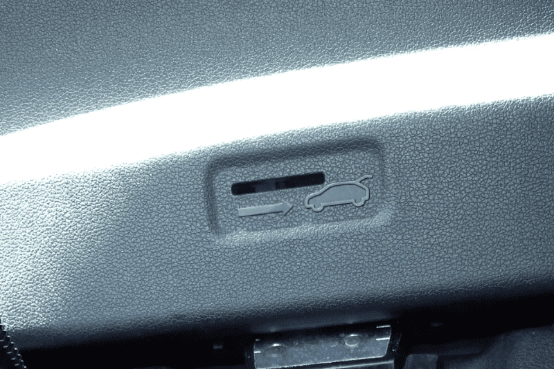 El botón que esconde el maletero es uno de los elementos de un coche que son más desconocidos, pero pueden salvar de situaciones complicadas.