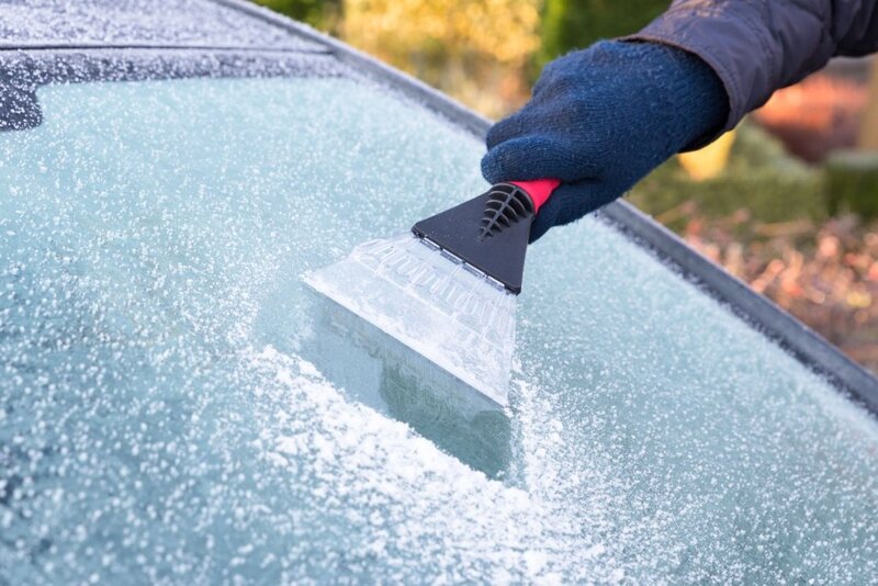 Cómo descongelar el parabrisas del coche rápido y fácil