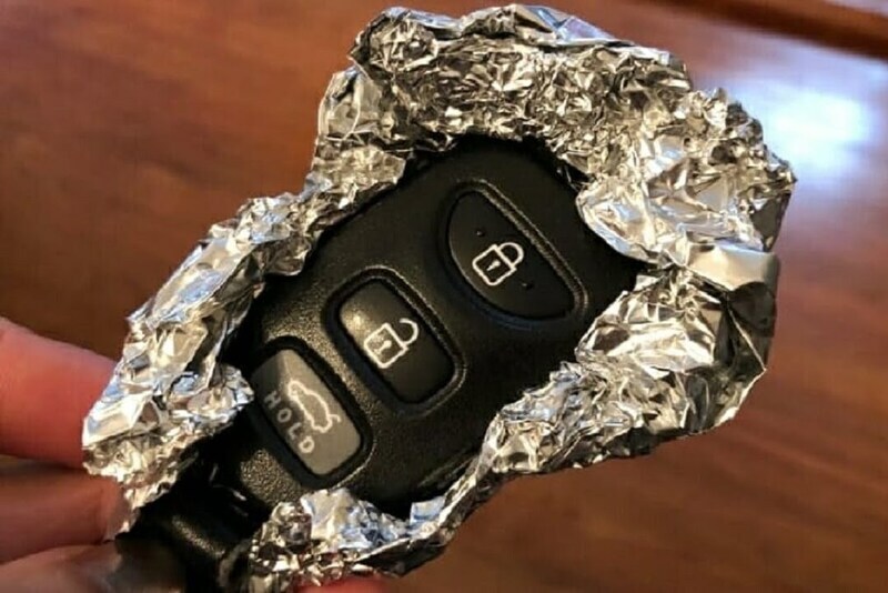 ¿Por qué se envuelve el mando del coche en papel de aluminio?