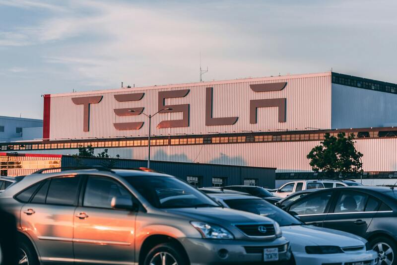 Tesla pone fecha a su coche más asequible